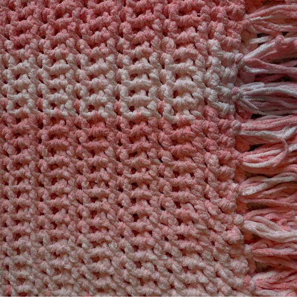 Handmade crochet baby blanket (pink ombré zigzag) - Picture 3 of 4